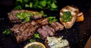 Lamm T-Bone mit Mojo Verde vom KohGa Grill