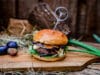 Zwetschgen Burger mit Brie Käse von der BBQ Feuerplatte zwetschgen burger Feuerplatte