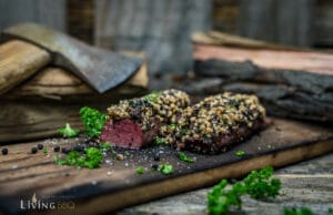 Wildschweinfilet mit Nusskruste von der Holzplanke Wildschweinfilet mit Nusskruste von der Holzplanke