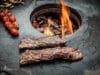 Onglet (Nierenzapfen) von der Feuerplatte Onglet auf der Feuerplatte