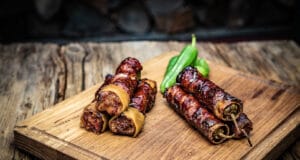 Shotgun Shells und Dynamit Stangen aus Hackfleisch Shotgun Shells Hackfleisch