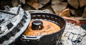 Tiroler Nusskuchen aus der Gugelhupf Gussform Tiroler Nusskuchen in der Petromax Gugelhupf Form gf1