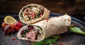 Lamm-Wrap mit Knoblauchcreme und Feta Lamm Wrap mit Tzatziki und Kräutern
