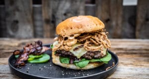Vintage Cheddar Burger mit selbstgemachten Röstzwiebeln Vintage Cheddar Burger