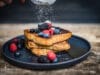 French Toast – Arme Ritter vom Grill fertigen French Toast mit Puderzucker bestreuen
