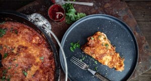 Lasagne aus dem Dutch Oven mit Sucuk Sucuk Lasagne