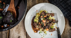 Kalbsbäckchen aus dem Dutch Oven mit Wirsing Kartoffelstampf Kalbsbäckchen mit Wirsing Kartoffelstampf