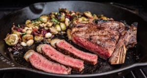 Gerösteter Rosenkohl mit Erdnüssen und Dry Aged Steak