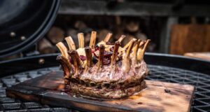 Lammkrone vom Salzwiesenlamm auf Skordalia Gefüllte Lammkrone vom Grill