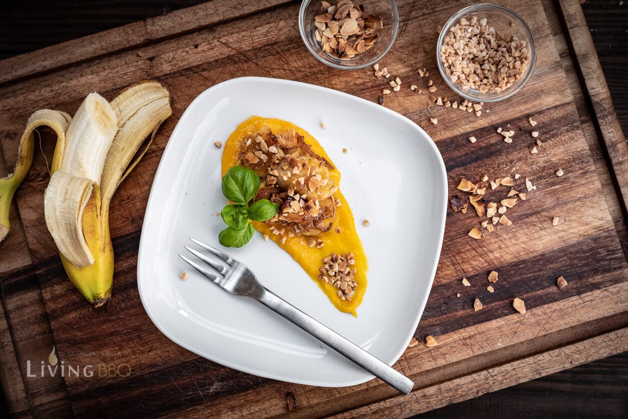 Gegrillte Banane mit Mandelkrokant &amp; Orangenlikör auf Mangospiegel ...