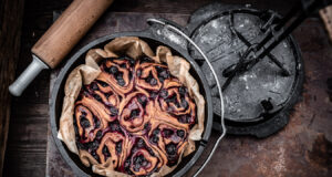 Blaubeer Schnecken aus dem Dutch Oven mit selbstgemachter Hefe Blaubeerschnecken aus dem Dutch Oven