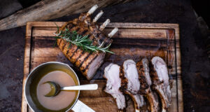 Iberico Karree mit Carolina Mustard BBQ Sauce vom Outdoorchef Arosa Iberico Karree mit Carolina Mustard Sauce