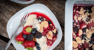 Beeren Crumble mit Vanillesauce Beeren Crumble Rezept