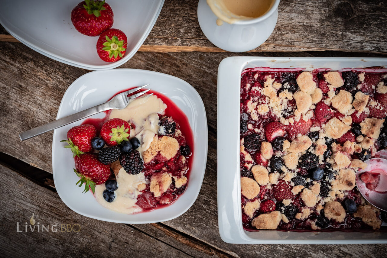 Schnelles Beeren Crumble vom Grill - LivingBBQ.de