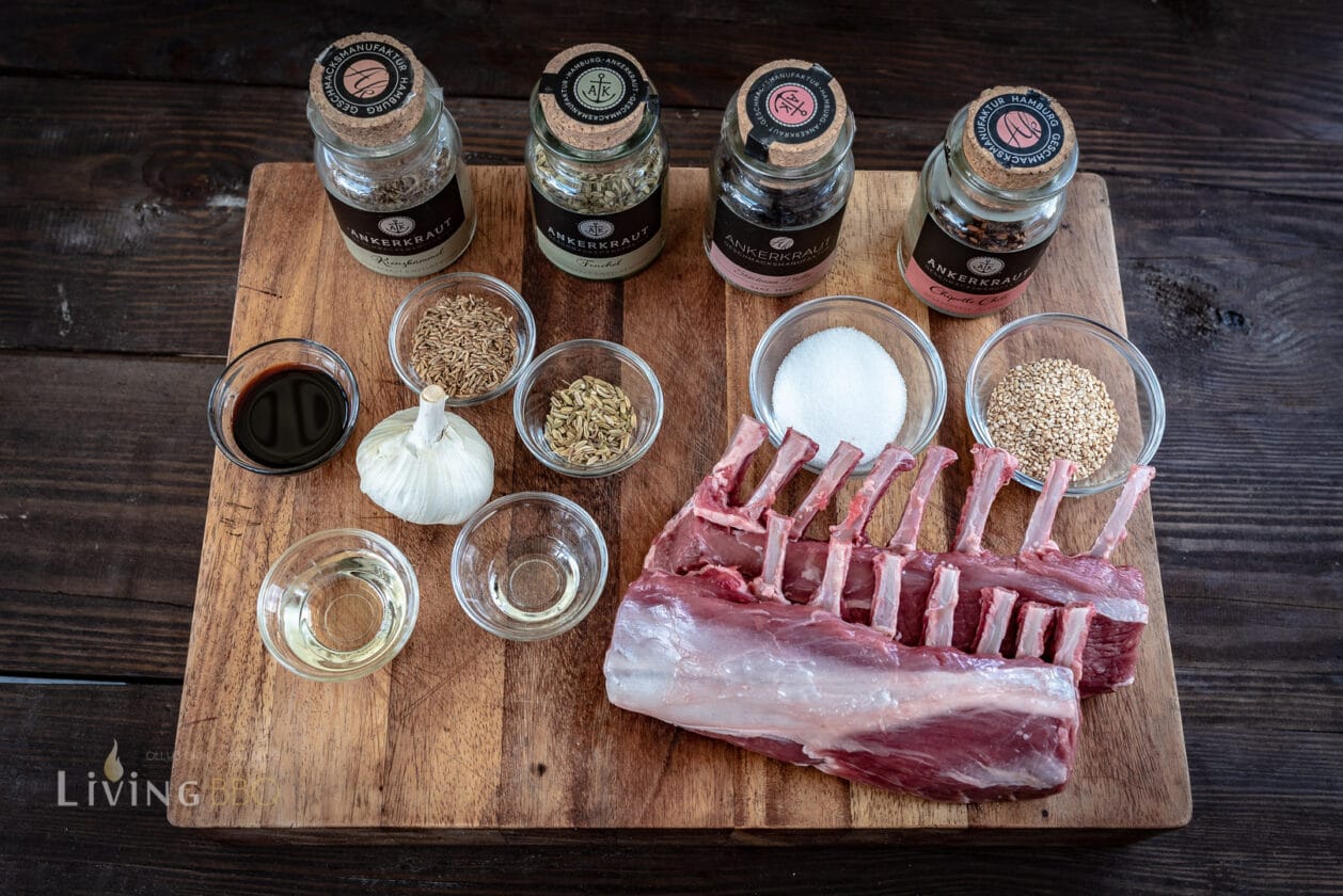 Gegrillte Lammkoteletts auf Gurken mit Gewürzsauce - LivingBBQ.de