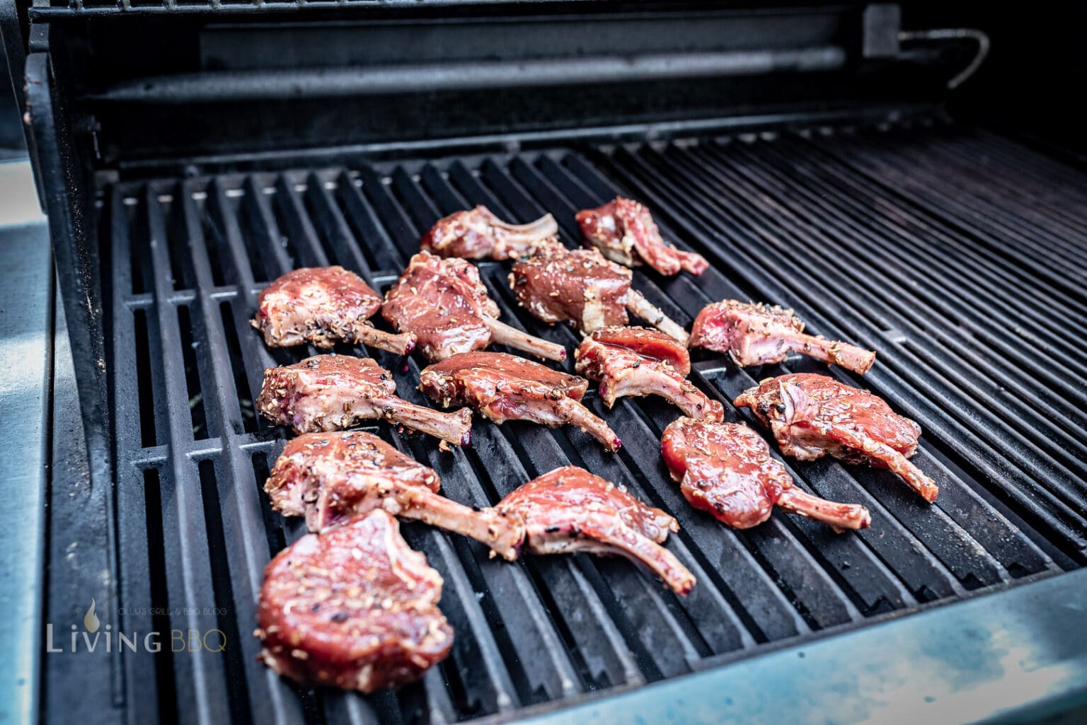 Gegrillte Lammkoteletts auf Gurken mit Gewürzsauce | LivingBBQ.de