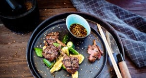 Lammkoteletts auf Gurken mit Würzsauce Lammkoteletts vom Grill