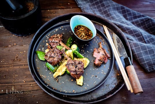Lammkoteletts auf Gurken mit Würzsauce Lammkoteletts vom Grill