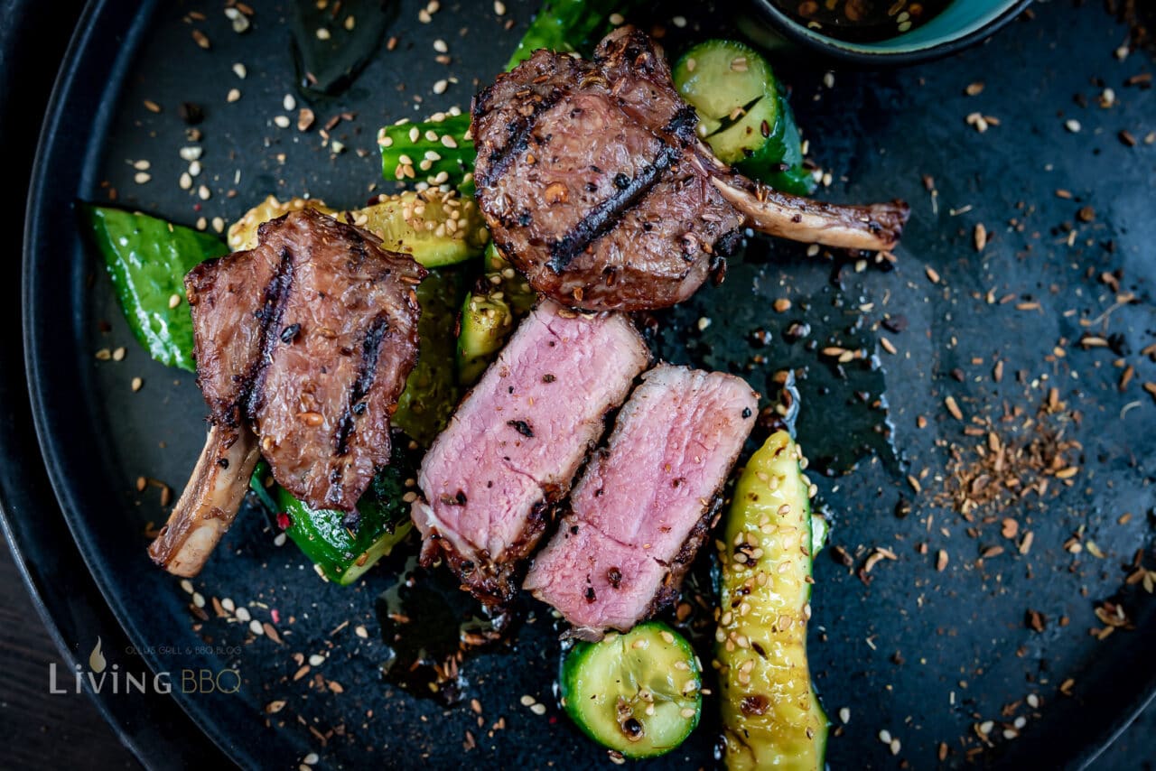 Gegrillte Lammkoteletts auf Gurken mit Gewürzsauce | LivingBBQ.de