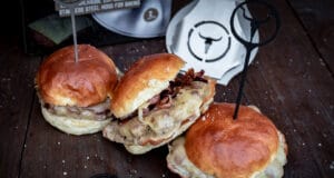 Smashed Burger von der BBQ Disk Feuerplatte Smashed Burger