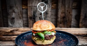 Italienischer Pesto Burger mit zweierlei Pesto Italienischer Pesto Burger Tricolor