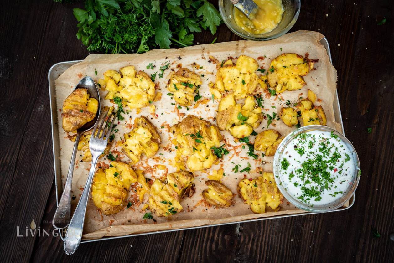 Gestampfte Kartoffeln mit Dip (Smashed Potatoes) und Schweinekotelett ...