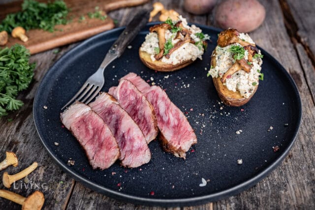 Backkartoffeln mit Pfifferling Creme und australisches Wagyu Backkartoffel mit Pfifferlingcreme und australischem Wagyu