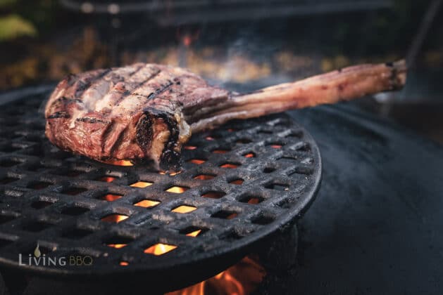 Kalbstomahawk Steak über direkter Hitze