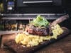 Kalbs-Tomahawk Steak mit geplanktem Apfel-Zwiebel-Püree aus dem Pelletsmoker Apfel Zwiebel Pürree Holzplanke Kalbstomahawk