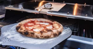 Pizza auf dem Gasgrill mit dem Pizzacover Pizza Margherita aus dem Gasgrill Pizzacover