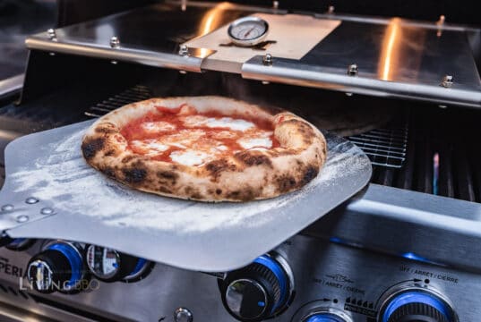 Pizza auf dem Gasgrill mit dem Pizzacover Pizza Margherita aus dem Gasgrill Pizzacover