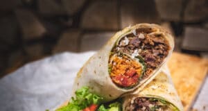 Short Ribs Burrito mit Süsskartoffel Stroh Beef Short Ribs Burrito