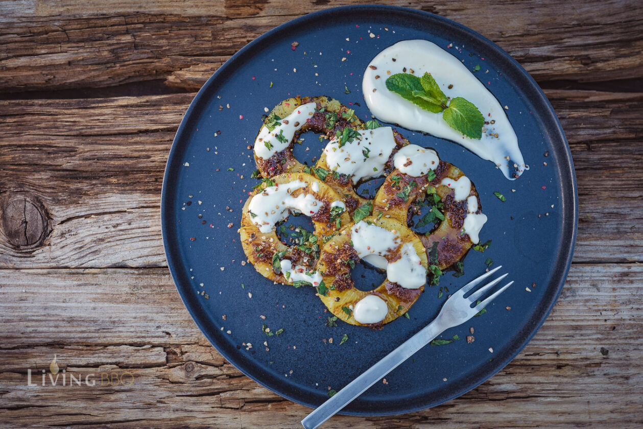 Gegrillte Ananasscheiben mit Joghurt-Rum-Creme - LivingBBQ.de