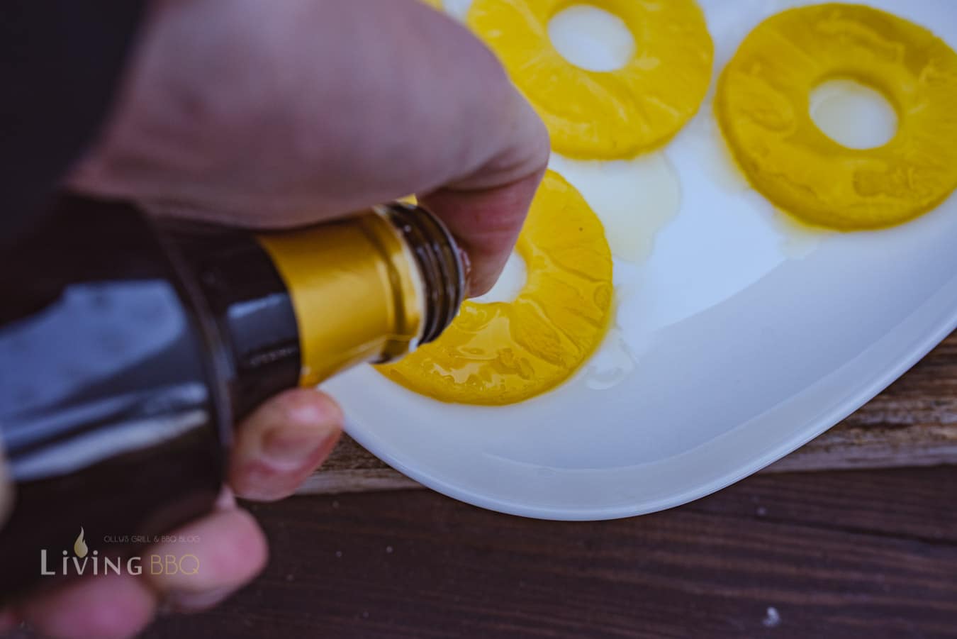 Ananasscheiben mit Olivenöl einreiben