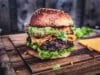 Guacamole Burger mit Bacon und Cheddar Burger mit Bacon-Guacamole