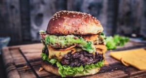 Guacamole Burger mit Bacon und Cheddar Burger mit Bacon-Guacamole