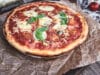 Deep Dish Pizza oder Chicago Style Pan Pizza Chicago Style Deep Dish Pan Pizza