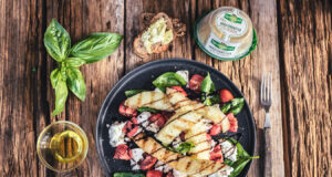 Schneller Salat zum Grillen mit Honigmelone Schneller Salat zum Grill mit Honigmelone