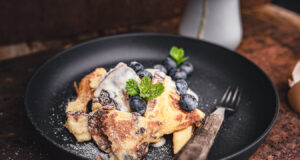 Kaiserschmarrn mit Vanillesoße und Rum Rosinen Kaiserschmarren