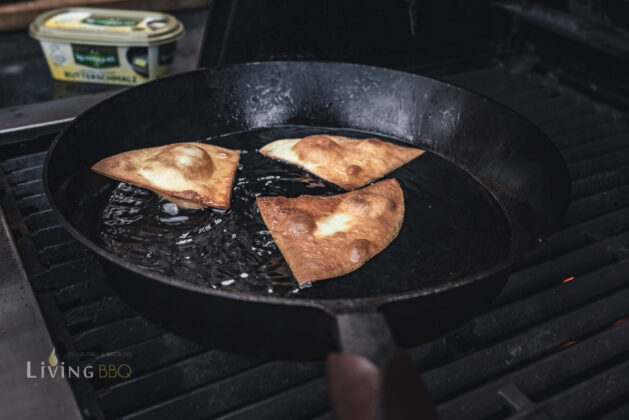 Tortillas für die Chilaquiles frittieren