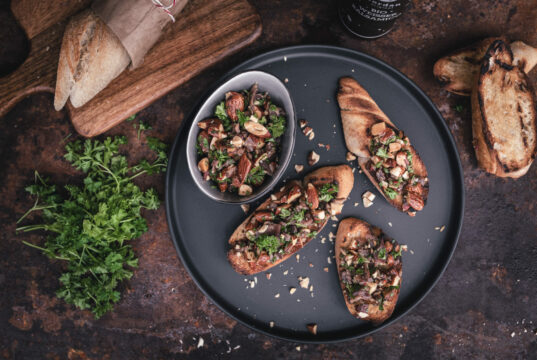Bruschetta mit Sardellen Mandel Pesto Sardellen Mandel Pesto Bruscetta