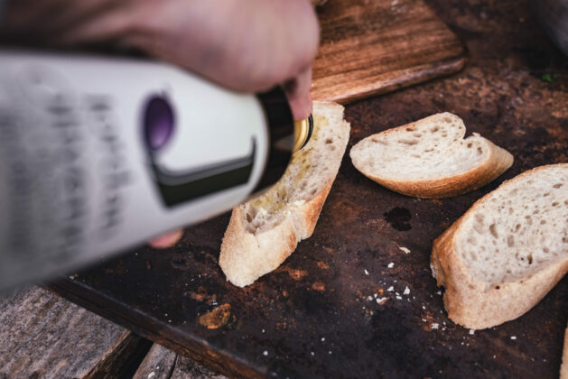 Brot mit Olivenöl benetzen