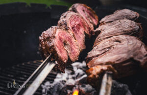 Picanha Tortilla vom Churrasco Spieß auf der Feuertonne Picanha grillen