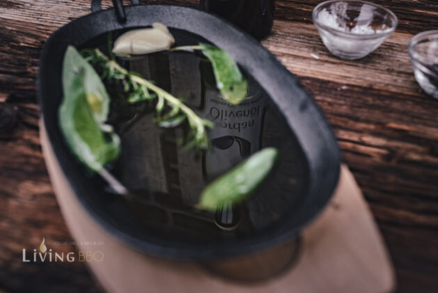 Gusspfännchen für Steak Toskana mit Olivenöl und Kräutern