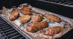 Fächerkartoffeln am Spieß mit würzigem Quark
