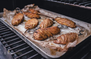 Fächerkartoffeln am Spieß mit würzigem Quark