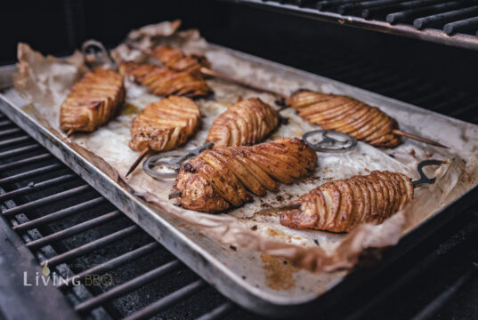 Fächerkartoffeln am Spieß mit würzigem Quark