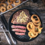 Steak in Dijon Senf Marinade mit frittierten Zwiebeln