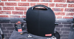 nomadiQ BBQ – Tragbarer Tischgrill | Camping Gasgrill im Test Schutzhülle nomadiQ BBQ