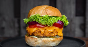 Crispy Chicken Burger Rezept – fried Chicken mit Cheddar Käse Crispy Chicken Burger